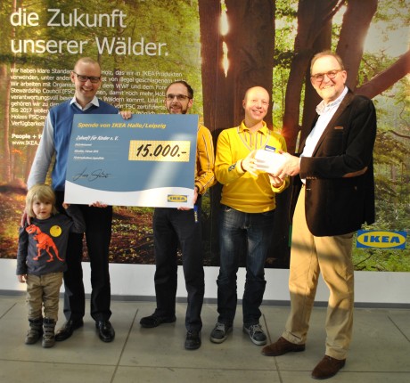 v.l. begleitender Sohn;  Dr. Ulf Kreienbrock (Vorsitzender Zukunft für Kinder e.V.); Leo Steber (Chef IKEA Leipüzig/Halle); Oliver Dören (IKEA); Andreas Hiltermann (Zukunft für Kinder e.V.)