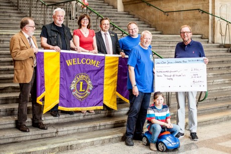 v.l. Helmut Külpmann (Lions Club); Fritz Westhoff (Lions Club), Anja Wuttke (Druck-Salon), Thomas Oehme (Centermanager PROMENADEN Hbf. Leipzig), Dr. René Rottleb (Lions Club), Ulrich Grüneisen (Lions Club), Anna-Lena (Rennpilotin), Andreas Hiltermann (Zukunft für Kinder e.V.) - Foto: Ronald Schürg 