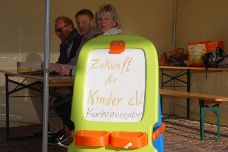 Herr Hiltermann, Herr Müller und Frau Schlosser (v.l.n.r.) von Zukunft für Kinder e.V. verwalten die Eintrittskarten udn Essensgutscheine