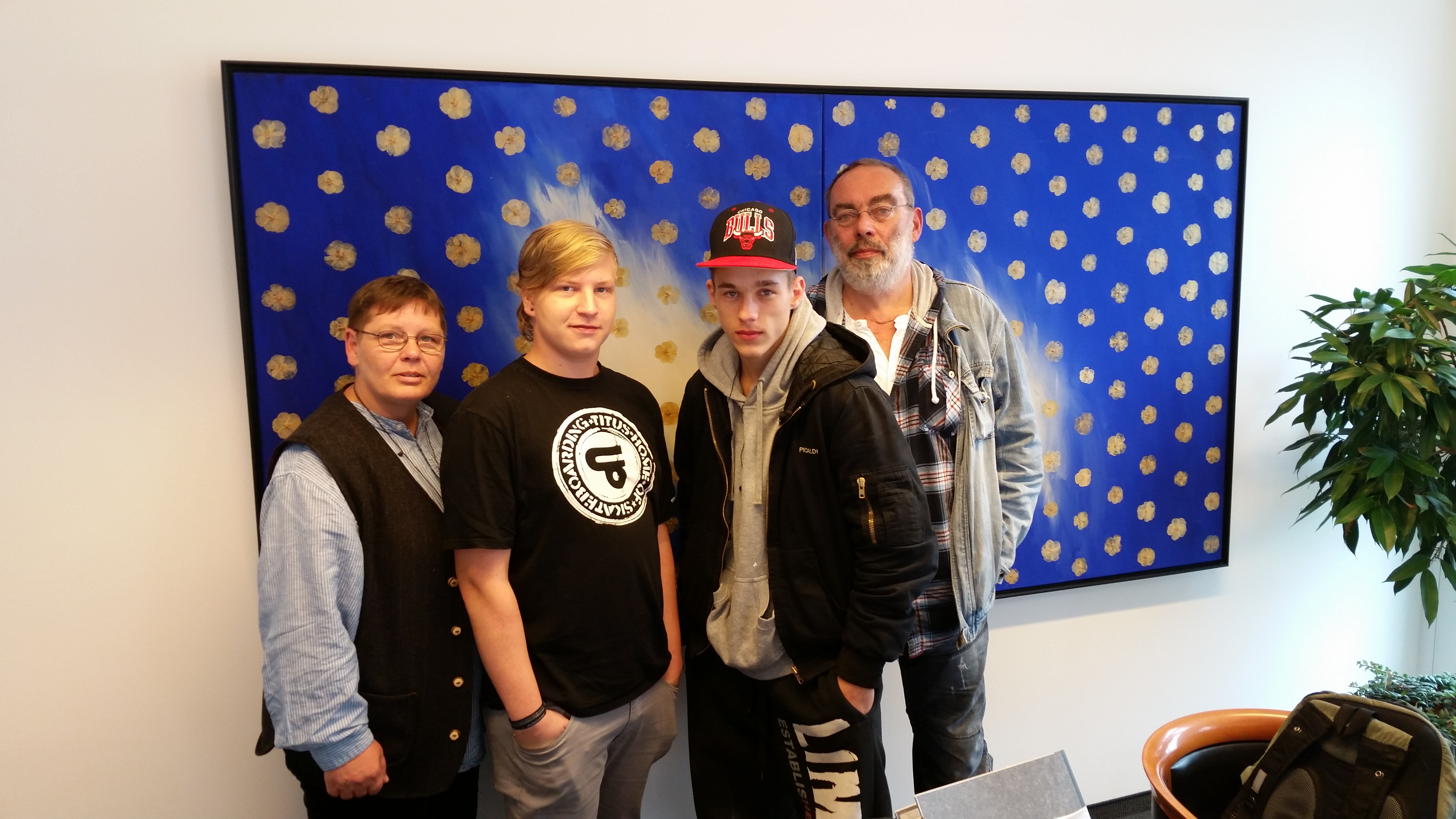 Tom und Anthony mit Betreuern nach Erhalten des Starter-Kits