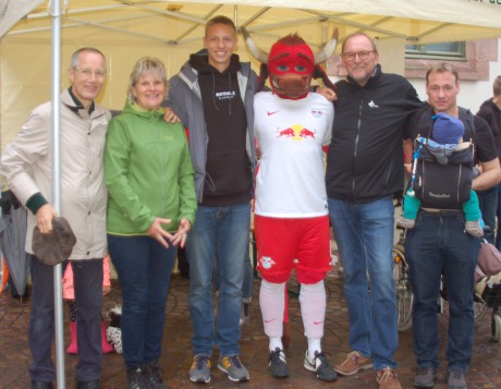 Das Organisationsteam von Zukunft für Kinder e.V. (v.l. Reinhard Jung, Henriette Schlosser, Jacob Müller, Bulli, Andreas Hiltermann)